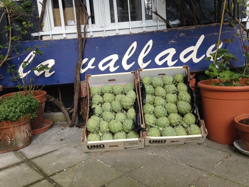 Kisten artisjokken onder het La Vallade-bord