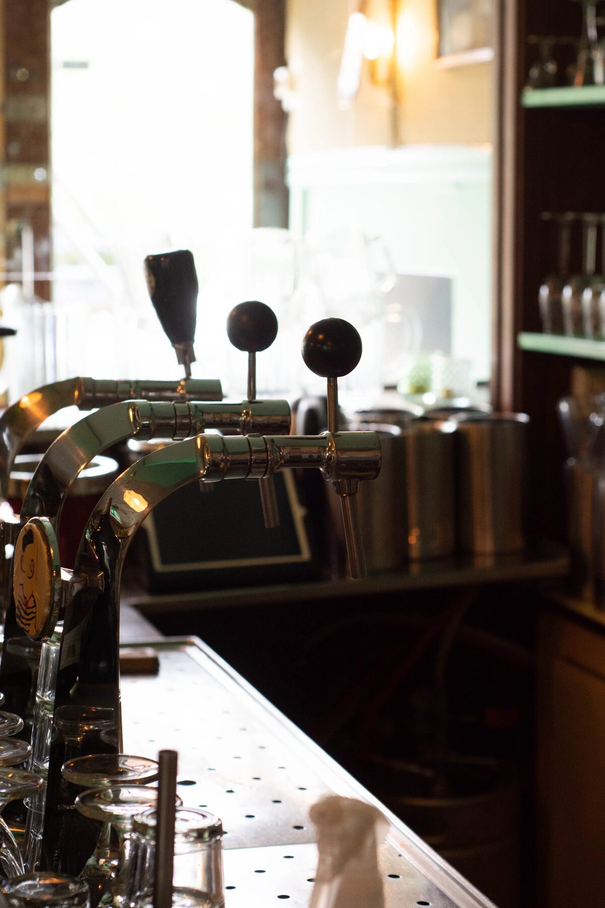 De bar met tapkranen