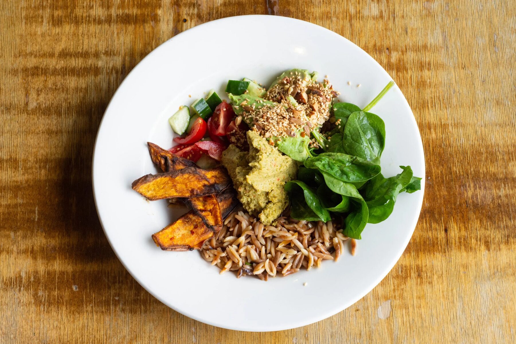 Vegetarisch hoofdgerecht met zoete aardappel, spinazie en granen