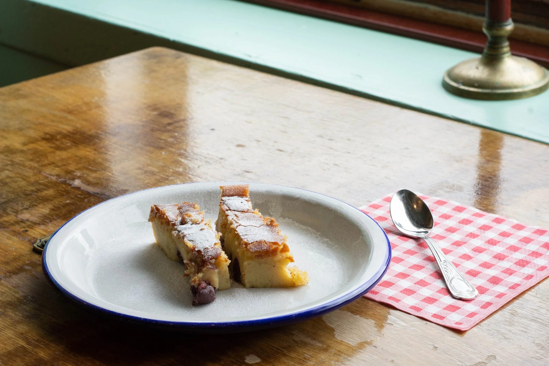 Dessert op een emaille bord met geruit servet