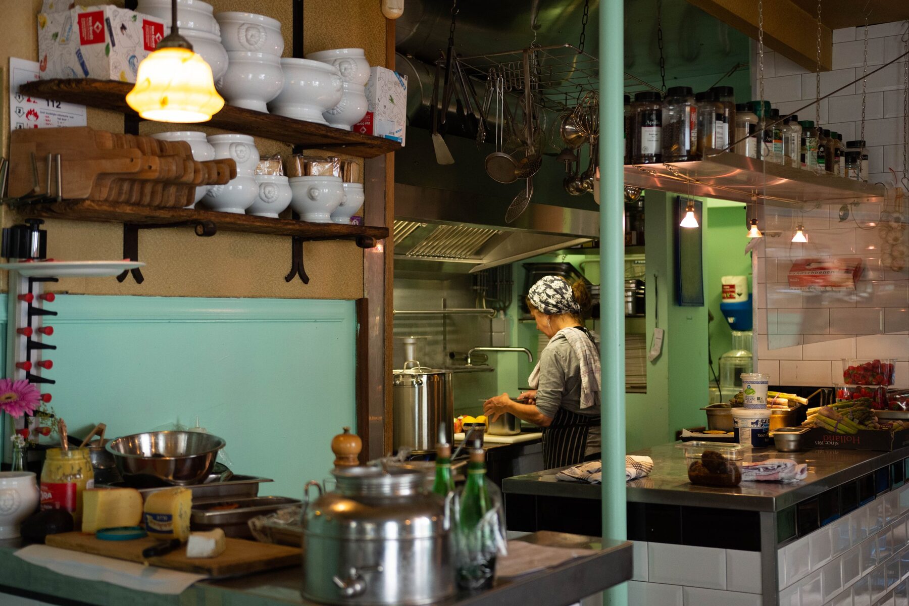 De open keuken met kok aan het werk