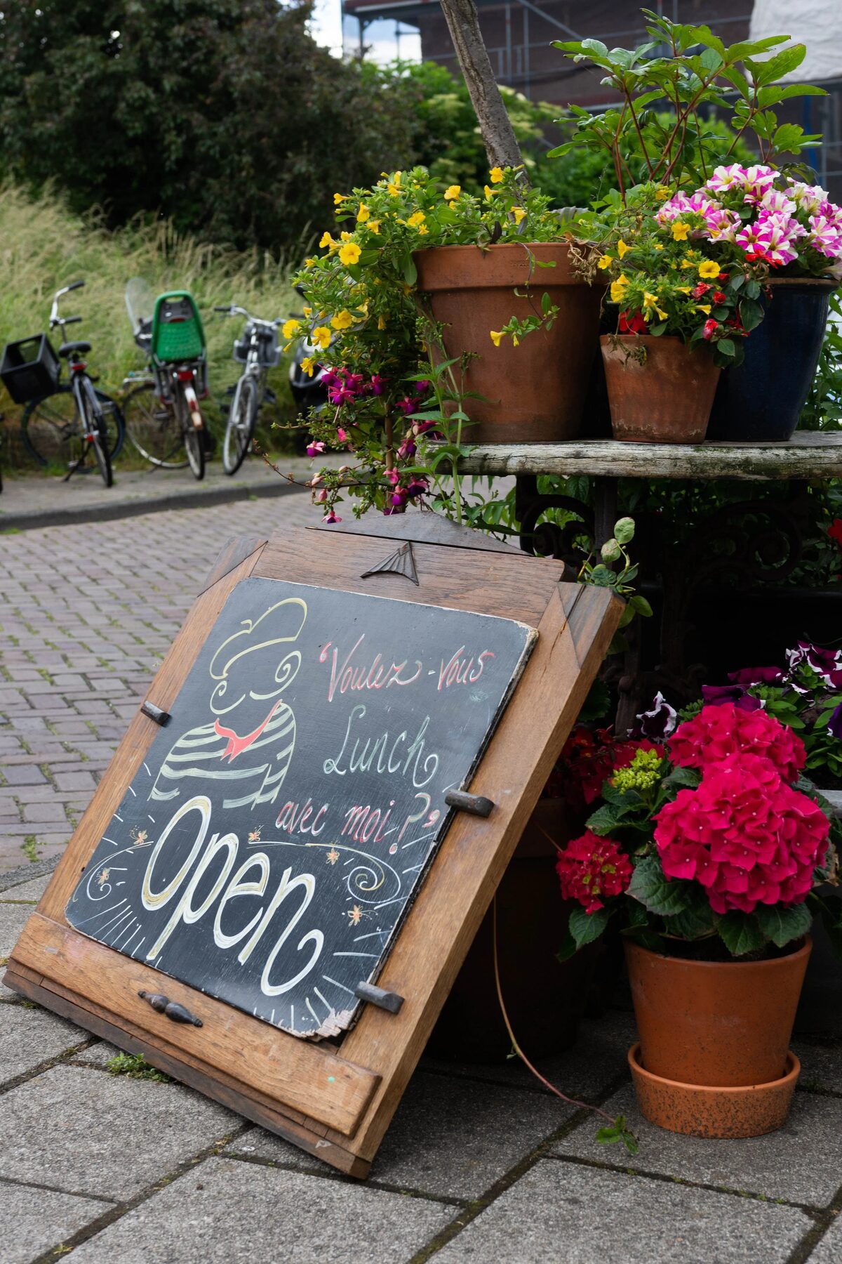 Krijtbord tussen de bloempotten