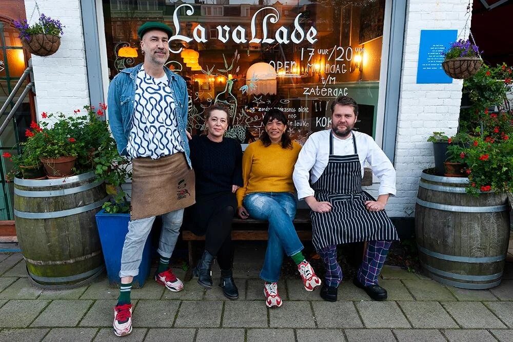 Het team van La Vallade voor de gevel aan de Ringdijk