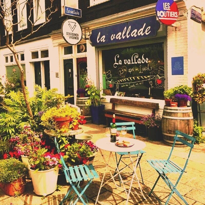 Terras vol bloemen voor de gevel van La Vallade